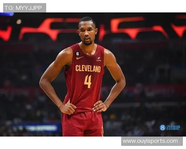 小莫布里攻防两端表现出色12投9中贡献18分10板2断2帽正负值高达26